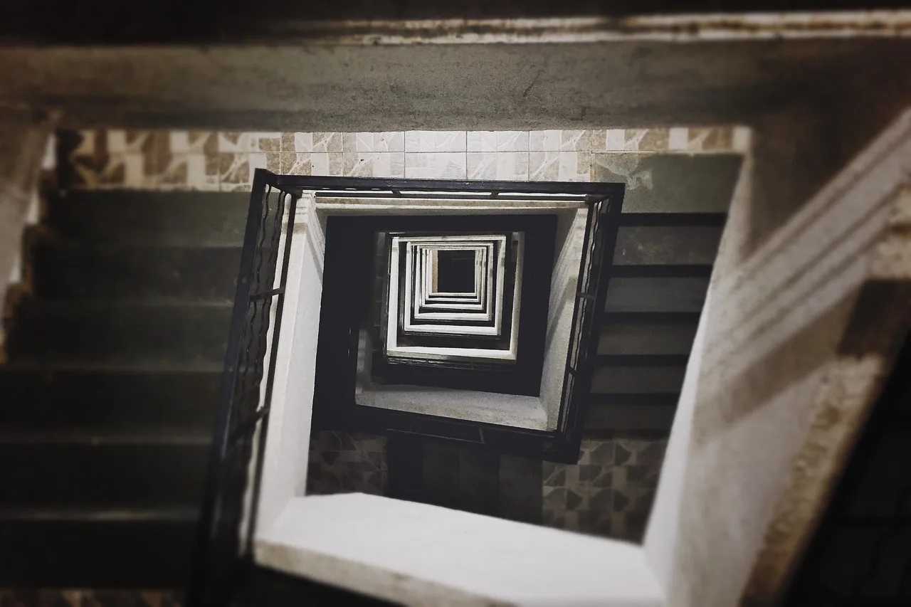 staircase, block of flats, building, apartment, architecture, urban, housing, stairs, flat, construction, residential, property, townhouse, stairway, brownstone, brown construction, stairs, flat, brownstone, brownstone, brownstone, brownstone, brownstone. New York homes interiors: three fixed types of plan
