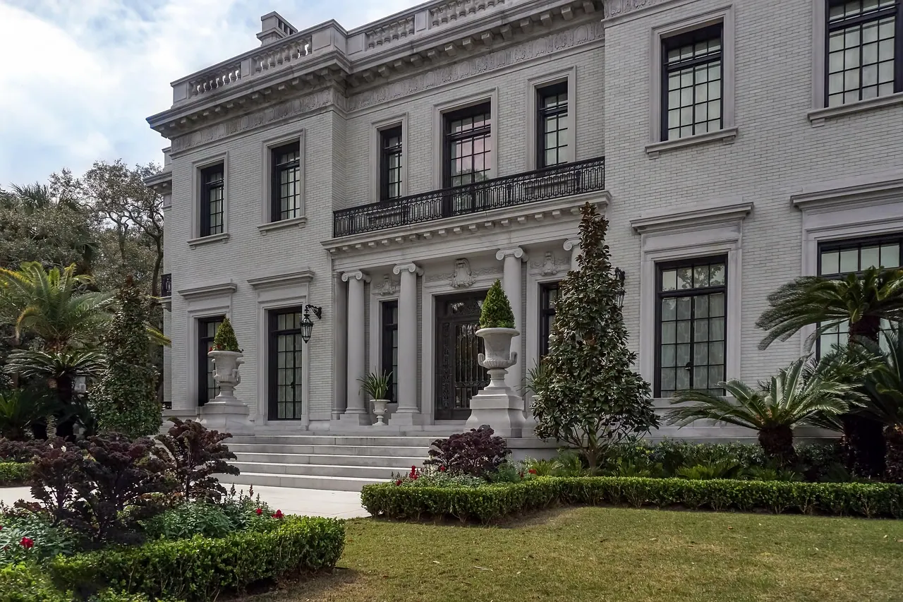 mansion, house, home, architecture, building, estate, residential, residence, luxurious, landscape, city, historic, exterior, facade, entrance, savannah, gray home, gray city, gray
